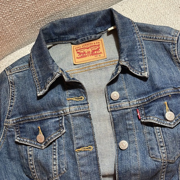 Levi’s Classic Denim Jacket | Medium Wash Trucker Style - Picture 2 of 2